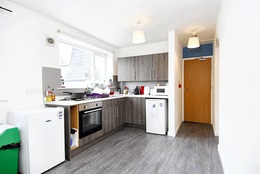 2 bed flat, Hill Park Crescent, Flat 3, Greenbank, Plymouth, PL48JP - Image 1